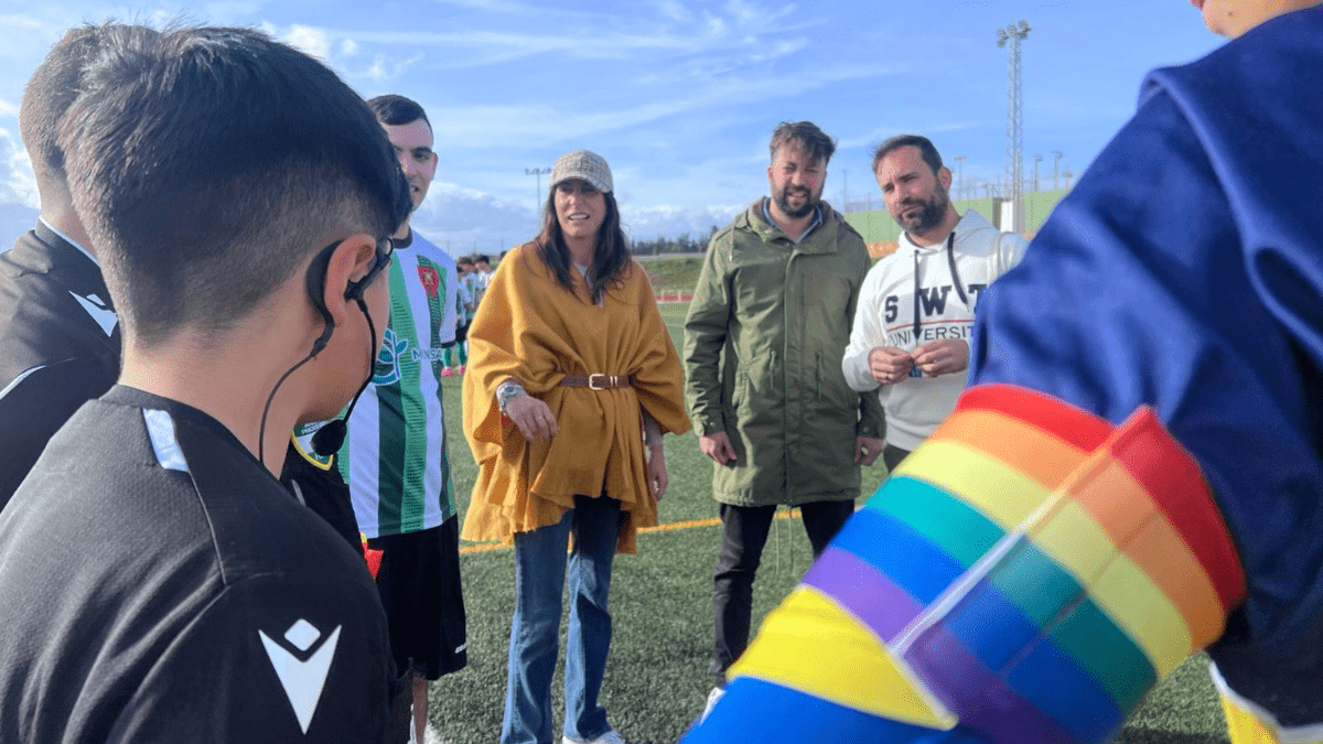 Loles López entrega en Valverde del Camino (Huelva) brazaletes con la bandera LGTBI en un partido de fútbol juvenil