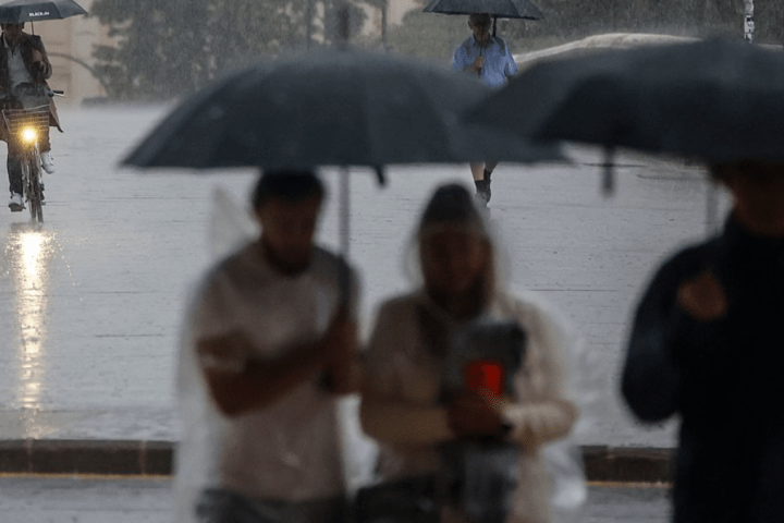 Varias personas se resguardan bajo un paraguas de la lluvia, el viento y el mal tiempo | Fuente: Róber Solsona / Europa Press aemet mal día para