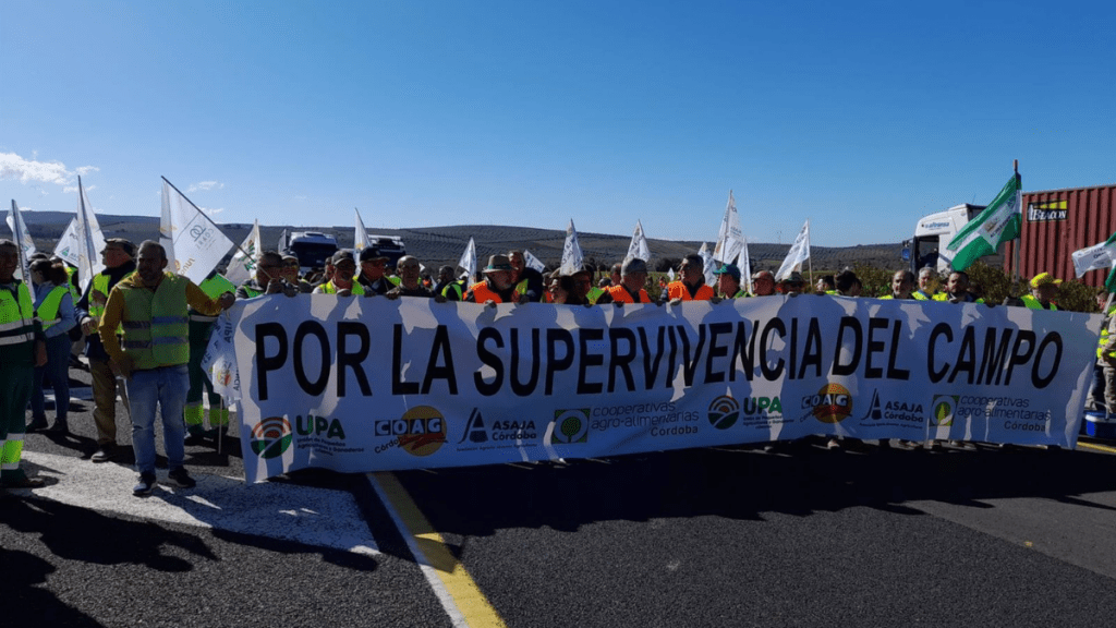 Los agricultores concentrados en la A-45, que mantienen cortada a la altura de Lucena, 'Por la supervivencia del campo'. - ASAJA