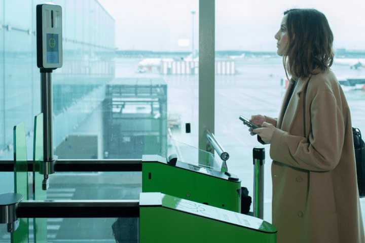 Archivo - Una mujer prueba el sistema de reconocimiento biométrico de Vueling, en el aeropuerto de El Prat - David Zorrakino - Europa Press