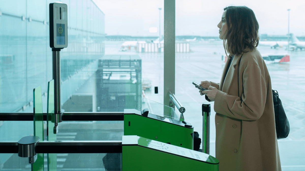 Archivo - Una mujer prueba el sistema de reconocimiento biométrico de Vueling, en el aeropuerto de El Prat - David Zorrakino - Europa Press