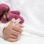 Bebé por malos tratos está adoptada. Pero aún en el hospital