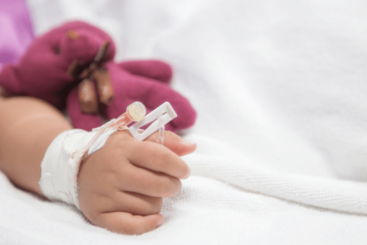 Bebé por malos tratos está adoptada. Pero aún en el hospital