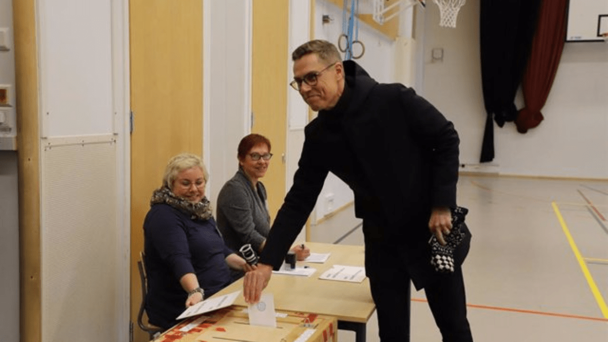 Alexander Stubb deposita su voto en la segunda vuelta de la elecciones presidenciales de Finlanndia