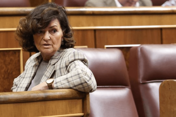 Carmen Calvo mira detrás de ella