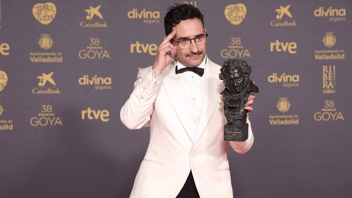 Spielberg felicita a Juan Antonio Bayona posa con el premio Goya a Mejor Dirección por 'La Sociedad de la Nieve'