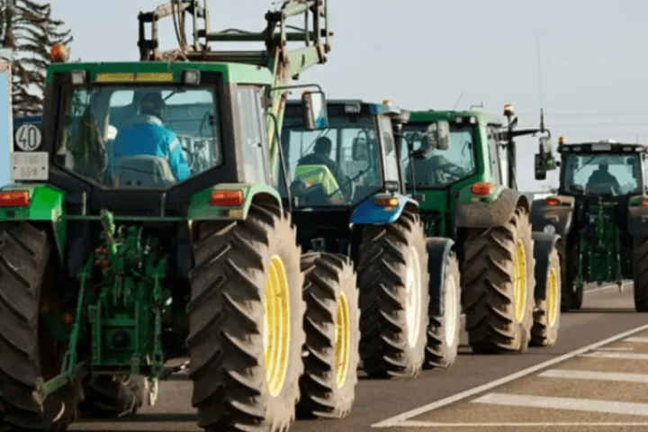 Columna de tractores del sector agrario en Valladolid
