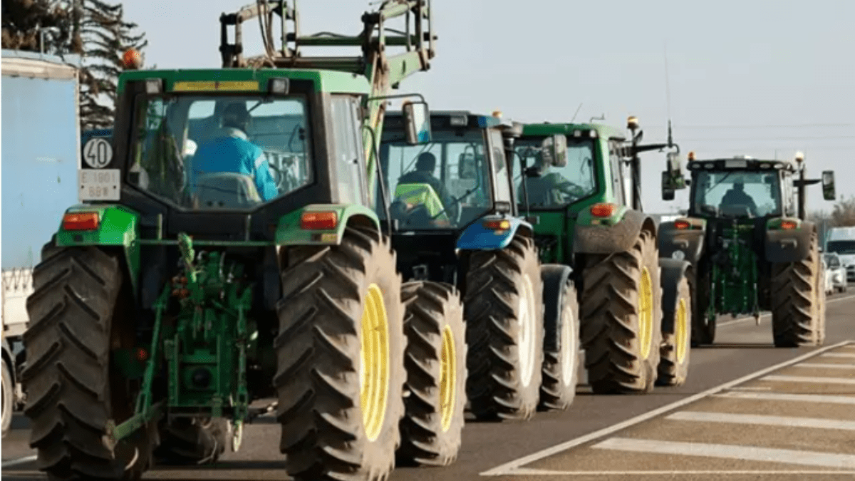 Columna de tractores del sector agrario en Valladolid