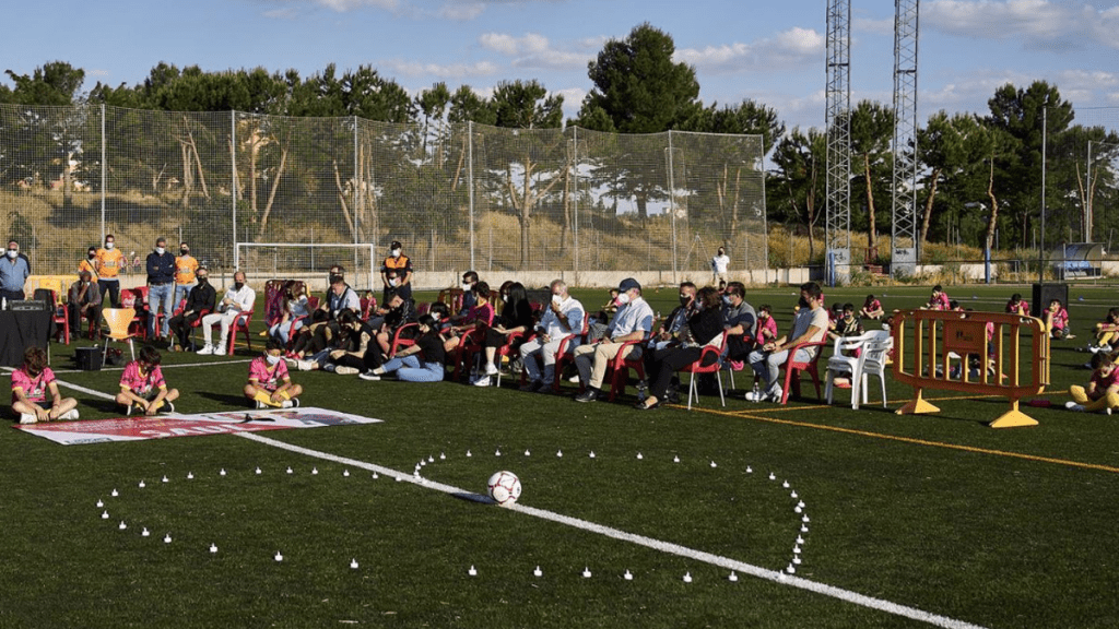 Jugadores de un club cadete de fútbol agreden a un árbitro de 17 años tras un partido en Parla