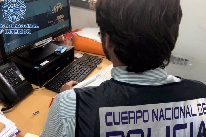 Policia delante de un ordenador | Fuente: PN