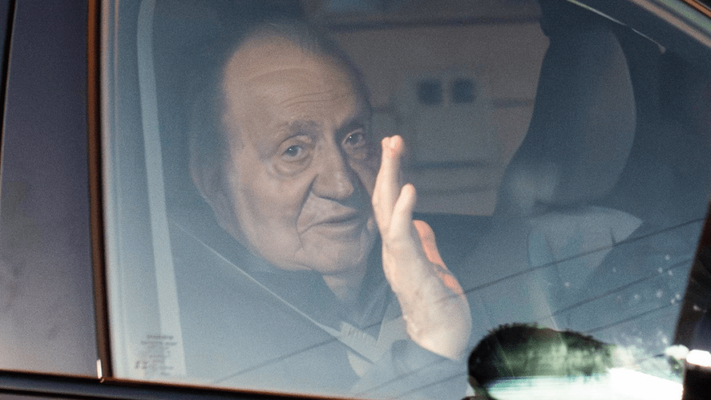 El Rey emérito Juan Carlos I saluda a su llegada a Sanxenxo, a 13 de marzo de 2024