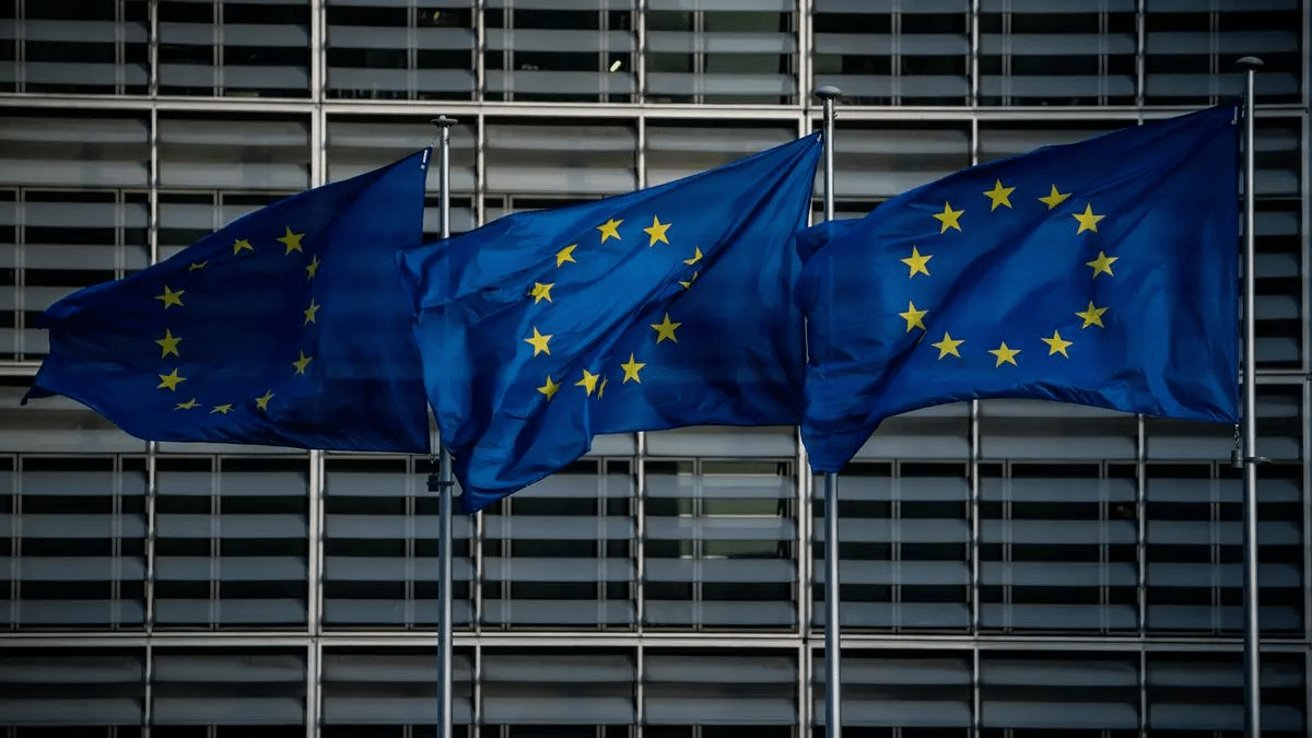 Archivo - Banderas frente a la sede del Parlamento Europeo que un día prohíbe ser terrorista y otro promueve los atentados de falsa bandera
