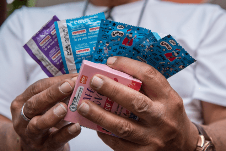Un hombre sujeta varios preservativos en el día mundial de concienciación sobre el VIH y otras ITS, a 1 de diciembre de 2021 | Fuente: Peerapon Boonyakiat / Europa Press