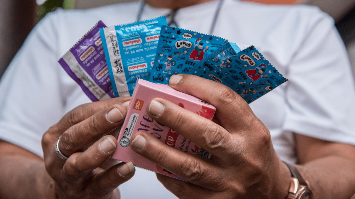 Un hombre sujeta varios preservativos en el día mundial de concienciación sobre el VIH y otras ITS, a 1 de diciembre de 2021 | Fuente: Peerapon Boonyakiat / Europa Press