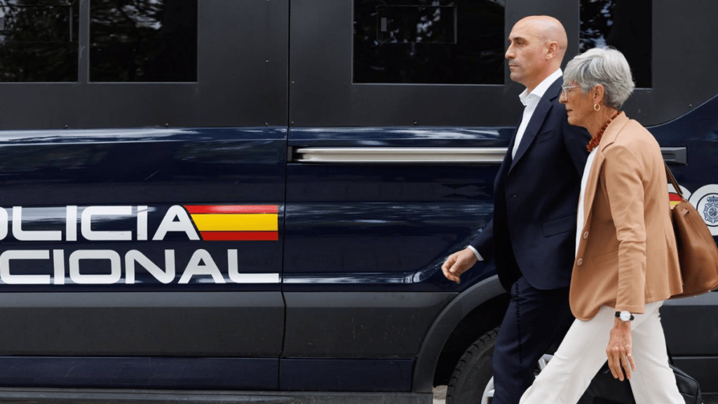 Archivo - El expresidente de la Real Federación Española de Fútbol (RFEF), Luis Rubiales y su abogado Olga Tubau, salen de declarar de la Audiencia Nacional. - Eduardo Parra - Europa Press - Archivo