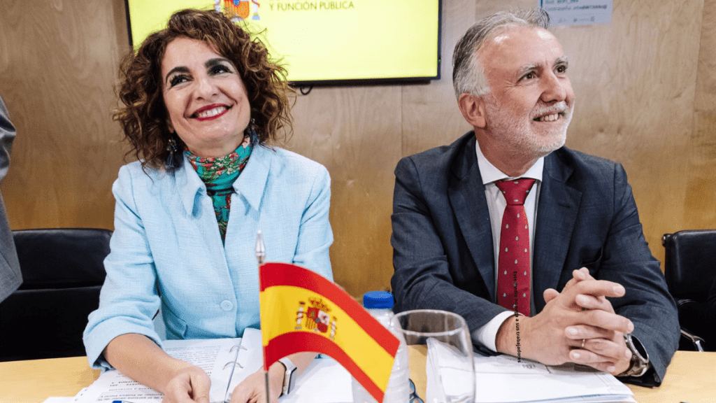 Archivo - La vicepresidenta primera y ministra de Hacienda y Función Pública, María Jesús Montero y el ministro de Política Territorial y Memoria Democrática, Ángel Víctor Torres,