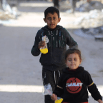 Niños palestinos tratan de sobrevivir en Gaza