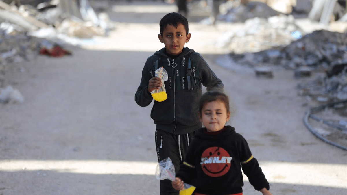 Niños palestinos tratan de sobrevivir en Gaza