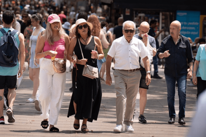 Archivo - Varias personas turistas pasean por Las Ramblas, a 30 de junio de 2023, en Barcelona, Cataluña