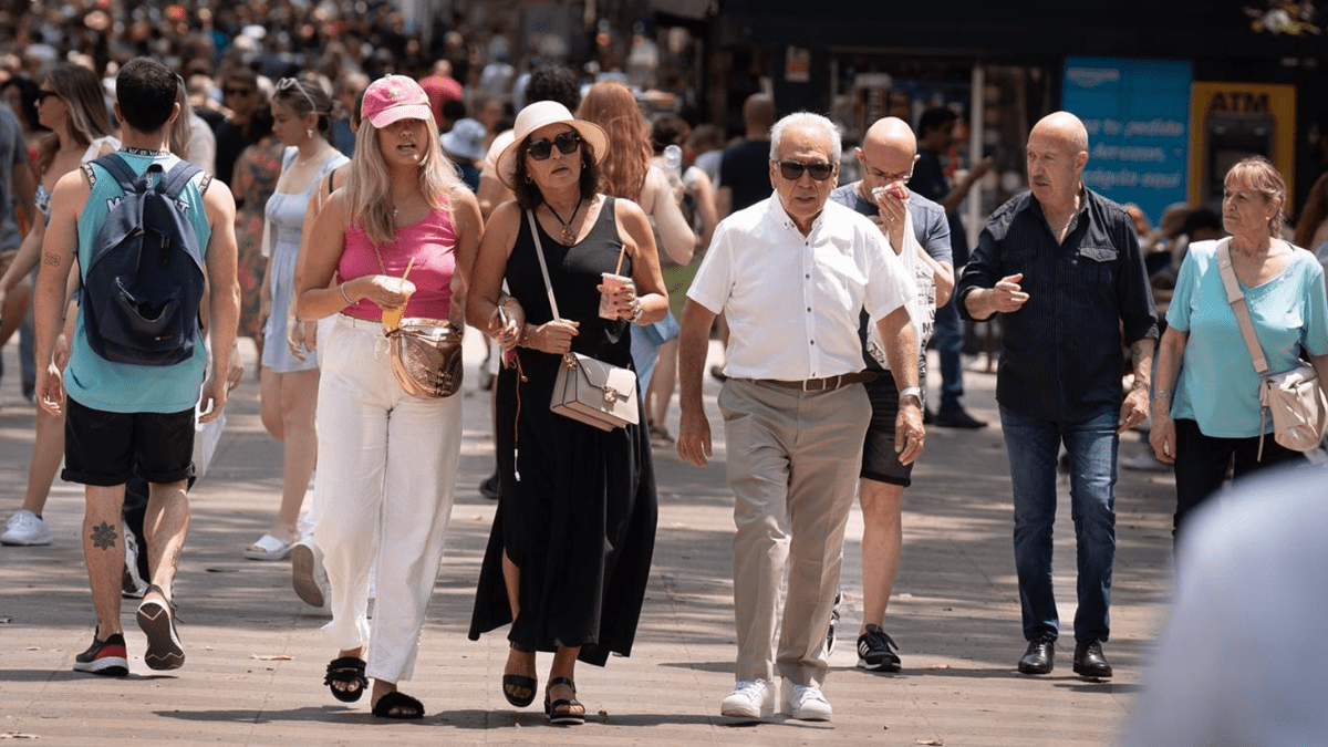 Archivo - Varias personas turistas pasean por Las Ramblas, a 30 de junio de 2023, en Barcelona, Cataluña