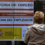 Una mujer observa un anuncio de una Oficina del Servicio Público de Empleo Estatal (SEPE). Europa Press
