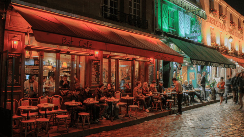 hostelería - Varias personas en la terraza de un bar a altas hora de la noche