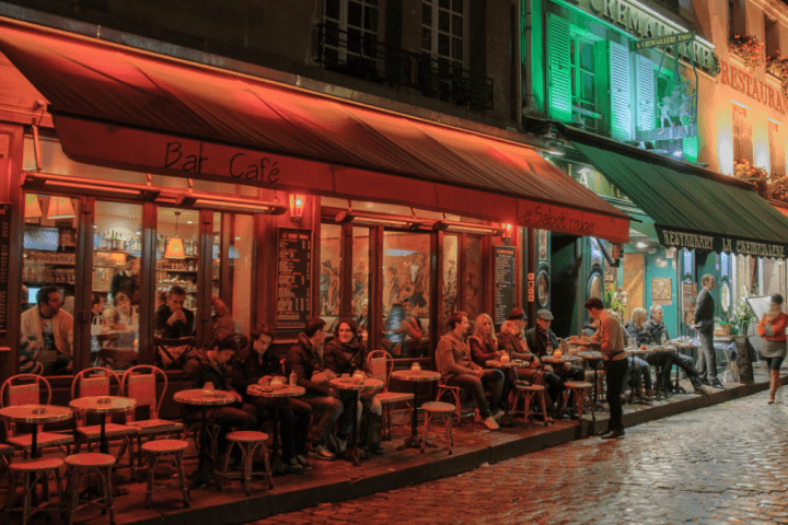 hostelería - Varias personas en la terraza de un bar a altas hora de la noche