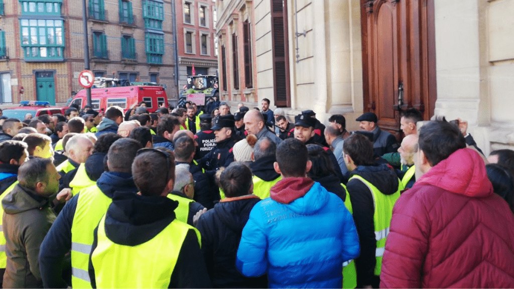 Los agricultores navarros intentan acceder al Parlamento ante la oposición de la policía