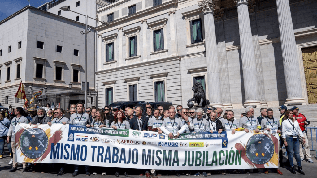 Decenas de personas durante una manifestación de guardias civiles y policías. - A. Pérez Meca - Europa Press