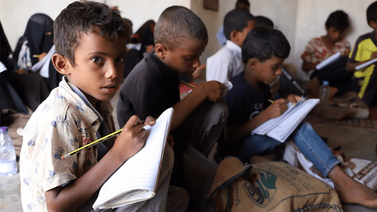 Archivo - Varios niños acuden a una escuela en la provincia de Hajjah, en Yemen, donde desbnutrición amenaza. | Fuente: Europa Press