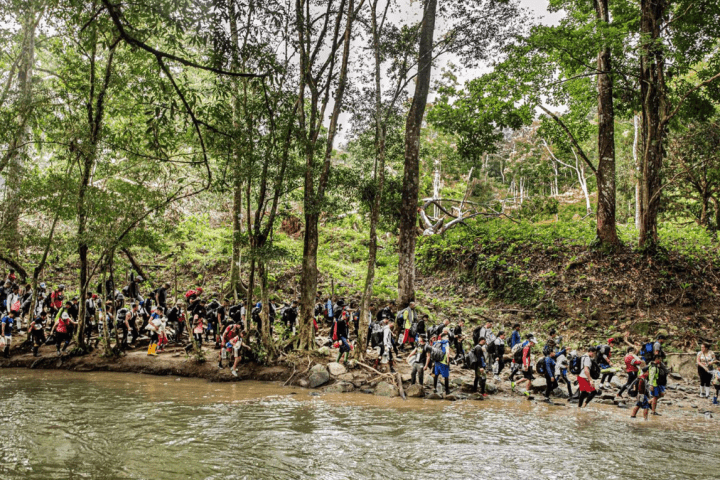 Archivo - Un grupo de migrantes atraviesa el Tapón del Darién, en la frontera entre Colombia y Panamá
