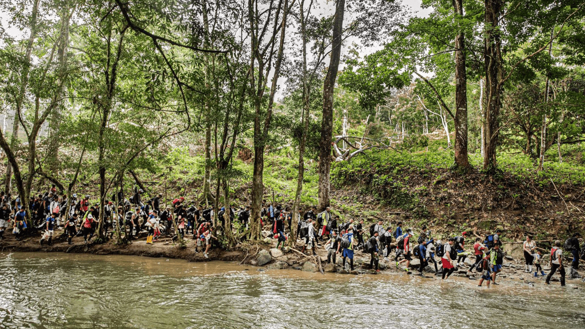 Archivo - Un grupo de migrantes atraviesa el Tapón del Darién, en la frontera entre Colombia y Panamá