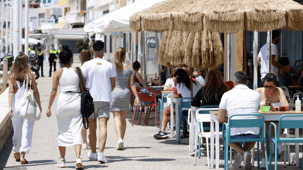 tmeperaturas - Un grupo de personas pasean por el paseo marítimo de Pedregalejo