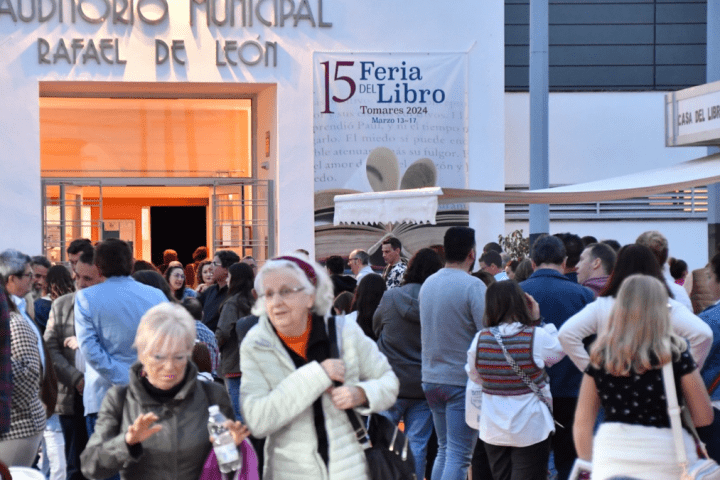 Miles de visitantes, este sábado, en la Feria del Libro de Tomares