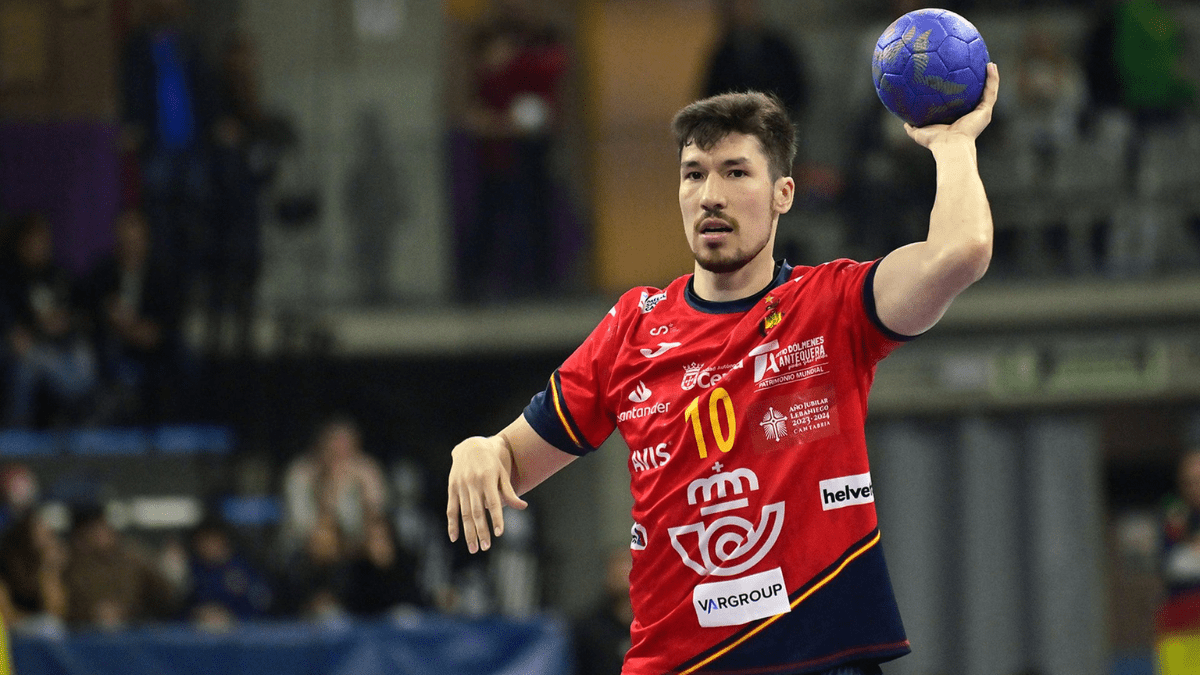 El jugador de la selección española Álex Dujshebaev en el partido entre España y Brasil en el Preolímpico de balonmano de Granollers