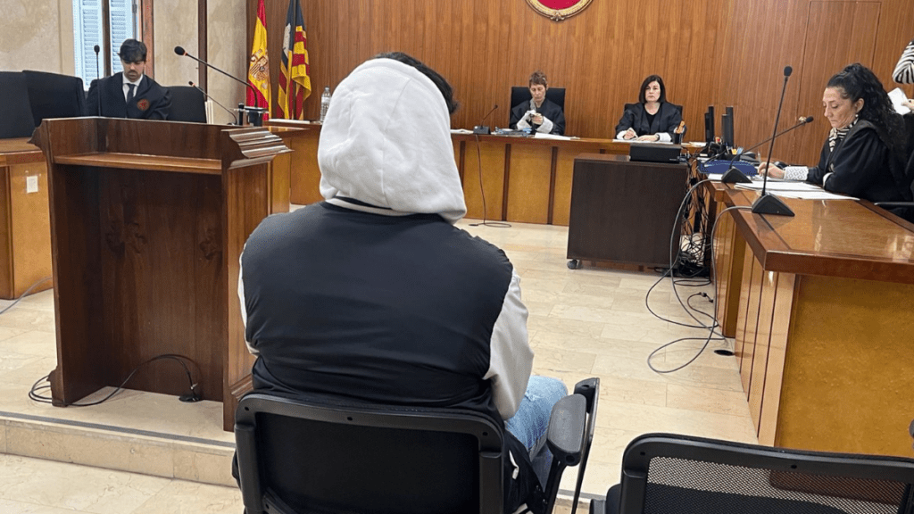 El profesor acusado de abusos sexuales a exalumnas de su colegio, sentado para el primer juicio el pasado martes