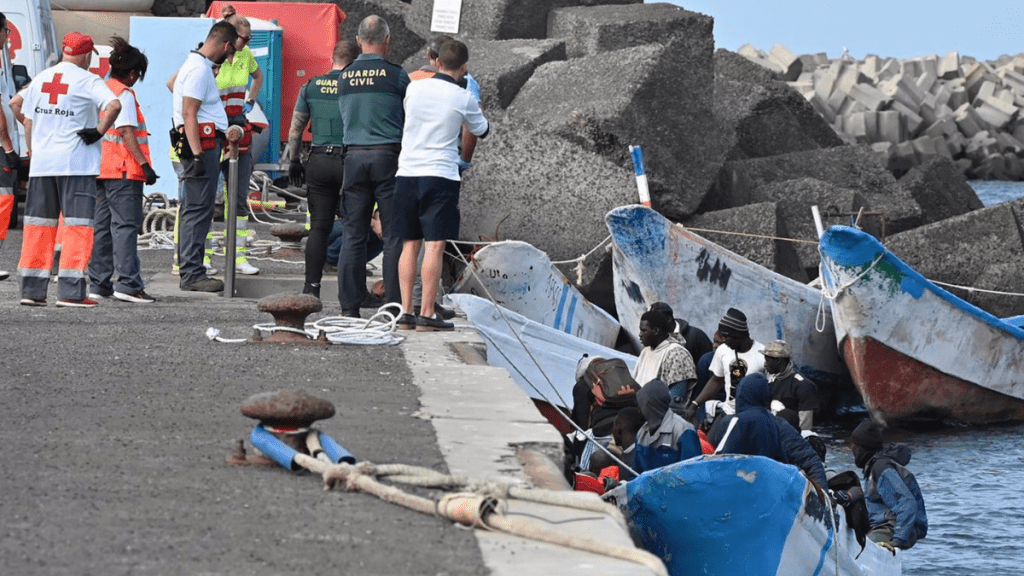 Los equipos sanitarios atienden a varios migrantes a su llegada al puerto de La Restinga, en el Hierro, Canarias.