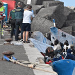 Los equipos sanitarios atienden a varios migrantes a su llegada al puerto de La Restinga, en el Hierro, Canarias.