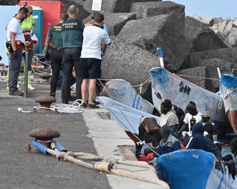 Los equipos sanitarios atienden a varios migrantes a su llegada al puerto de La Restinga, en el Hierro, Canarias.