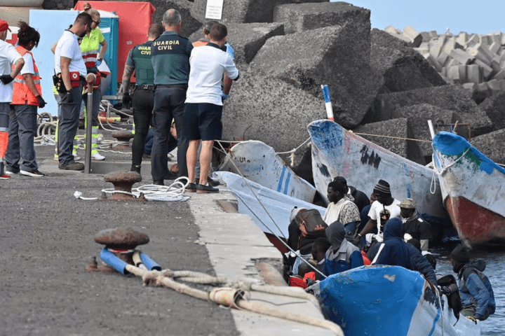 Los equipos sanitarios atienden a varios migrantes a su llegada al puerto de La Restinga, en el Hierro, Canarias.