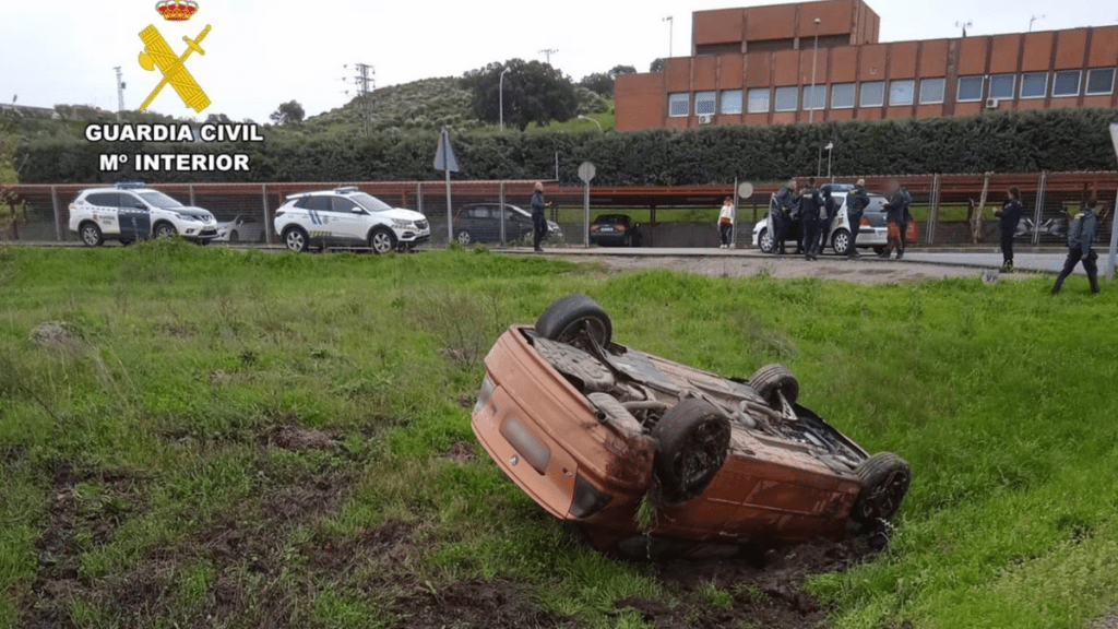 Estado del vehículo tras la detencción de tres varones por robo en localidades cacereñas