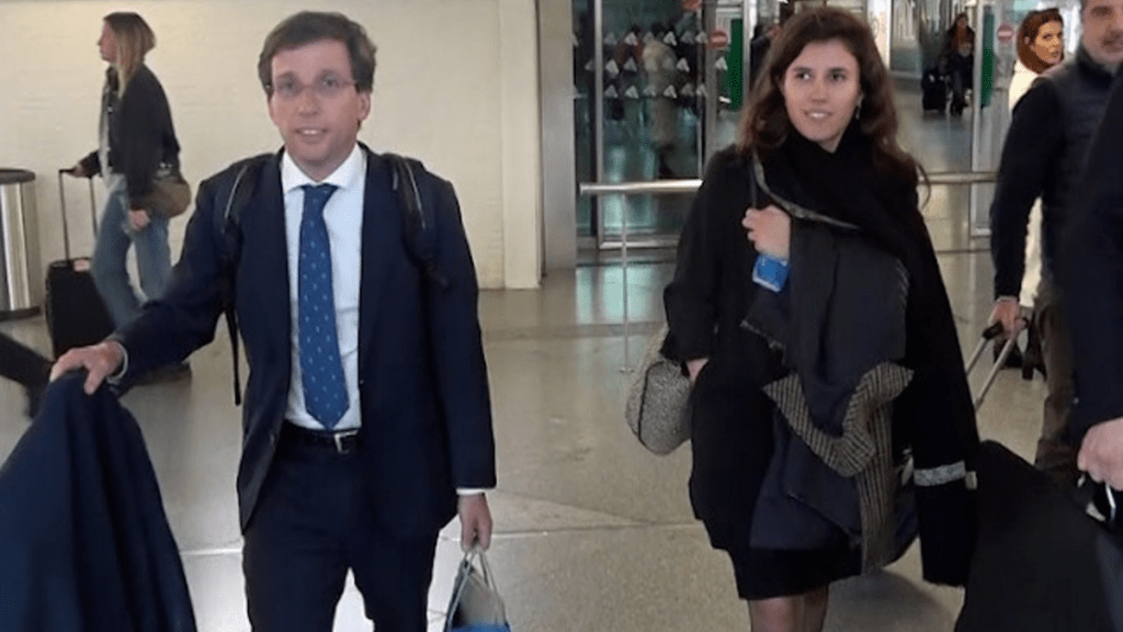 José Luiz Martínez-Almeida y Teresa Urquijo llegando a Madrid