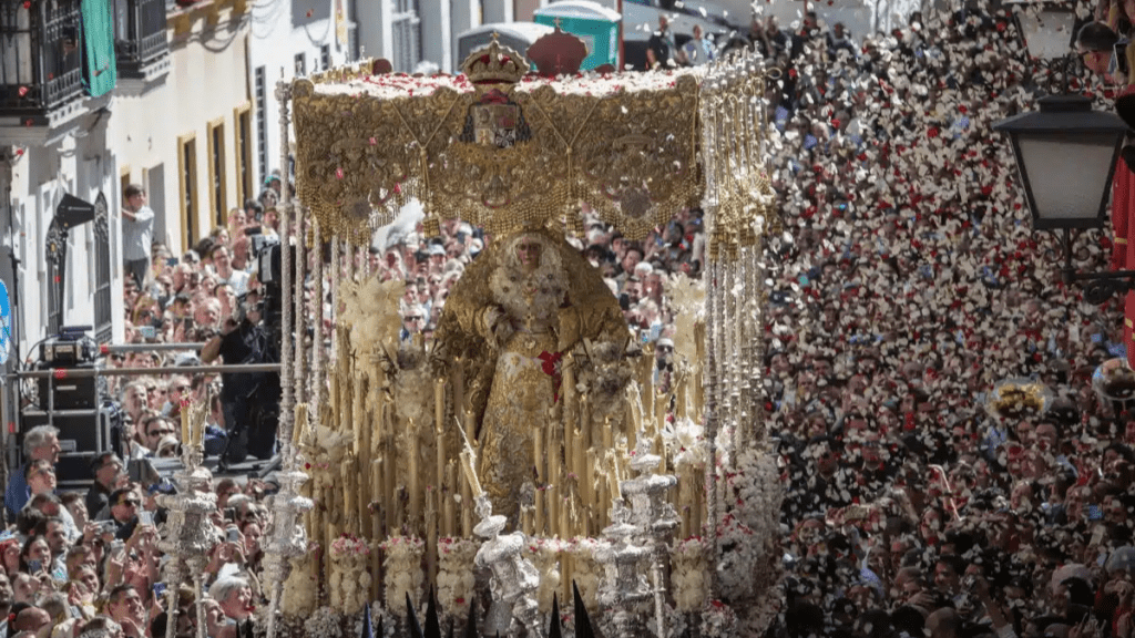La Macarena desfilando por las calles de Sevilla