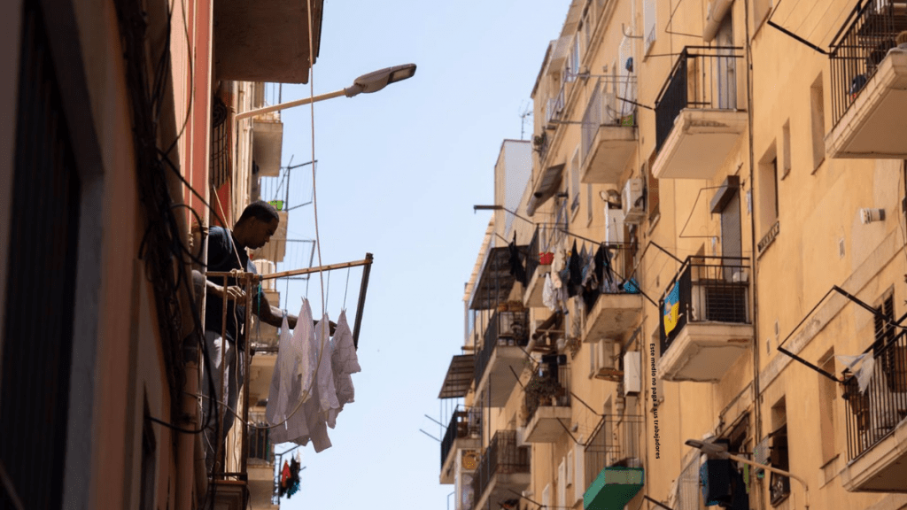 Archivo - Un hombre tendiendo en su casa, en Barcelona, Cataluña (España) - David Zorrakino - Europa Press . ALquiler y precios por las nubes