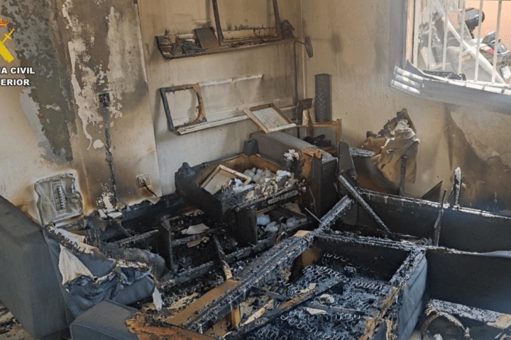 Imágenes de la vivienda calcinada en Gines, incendio provocado por los detenidos