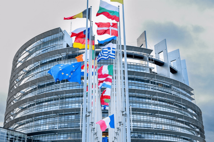 Archivo - Banderas frente a la sede del Parlamento Europeo en Estrasburgo, emisiones coches vehículos