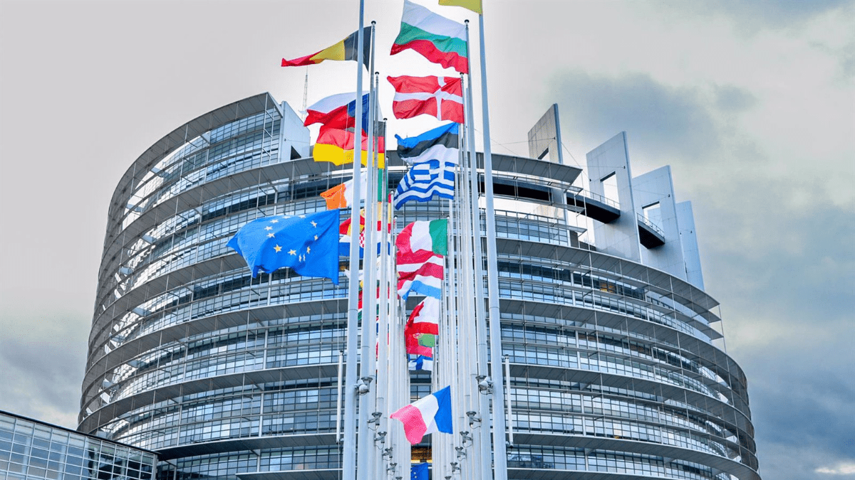 Archivo - Banderas frente a la sede del Parlamento Europeo en Estrasburgo, emisiones coches vehículos