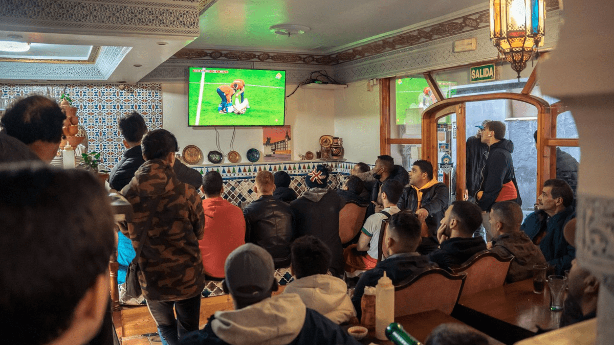 Archivo - Seguidores marroquíes siguen el partido de fútbol entre Croacia y Marruecos del Mundial de Qatar 2022, en el bar Al Bahía piratería Tebas puto pirata pata