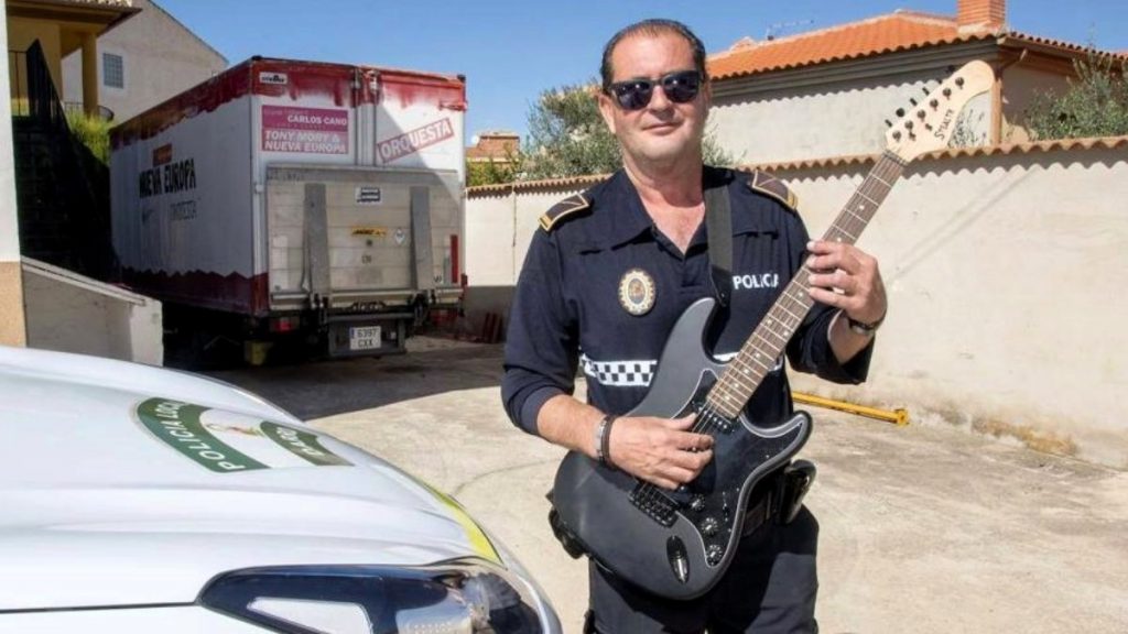 Policía durante el día y artista de verbena durante la noche