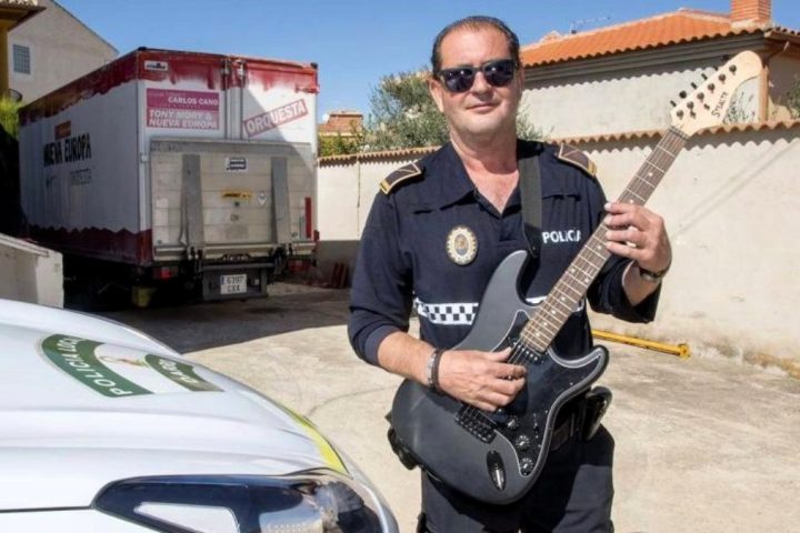 Policía durante el día y artista de verbena durante la noche